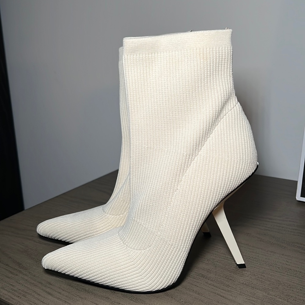 Simmi Shoes Nude Irregular Bootie Heel Sz. 8